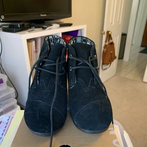 Brand new TOMS Desert Wedge Black Suede size 6